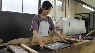 You can enjoy a traditional washi paper-making experience. The paper is 297mm x 420mm in size and you can take your work home with you! 伝統的な紙すき体験はとても人気。仕上がりサイズはA3。 出来上がった和紙はそのまま持ち帰れますよ！